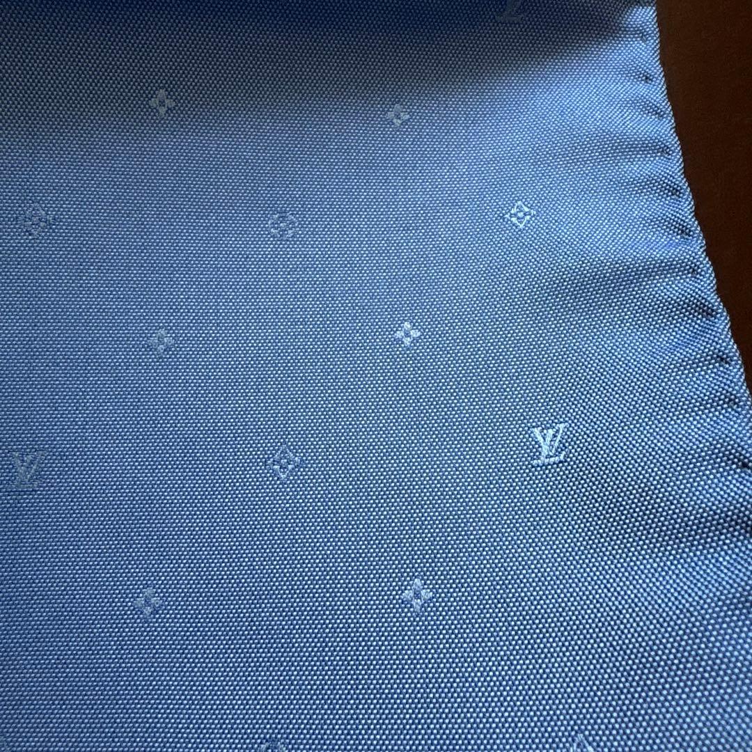 LOUIS VUITTONシルク　ポケットチーフ　ルイヴィトン　透かし　ハンカチ