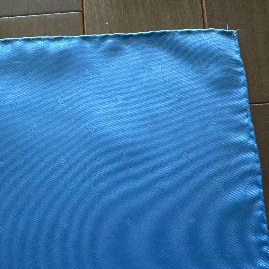 LOUIS VUITTONシルク　ポケットチーフ　ルイヴィトン　透かし　ハンカチ