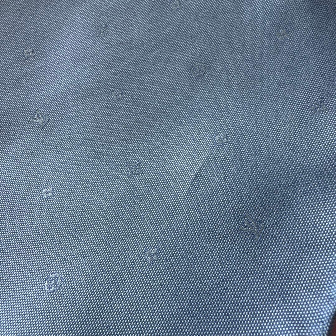 LOUIS VUITTONシルク　ポケットチーフ　ルイヴィトン　透かし　ハンカチ