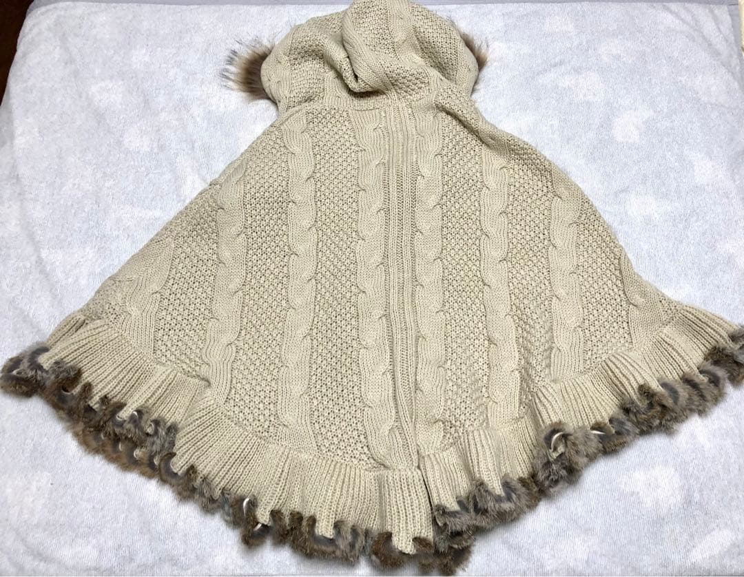 リズリサ系　ポンポン付きポンチョ　ケーブルニット