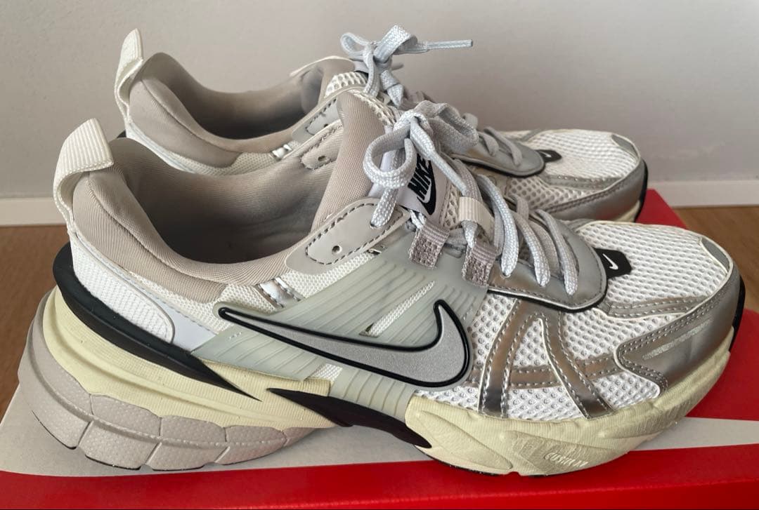 ＜NIKE＞ナイキ V2K RUN 24cm WHITE