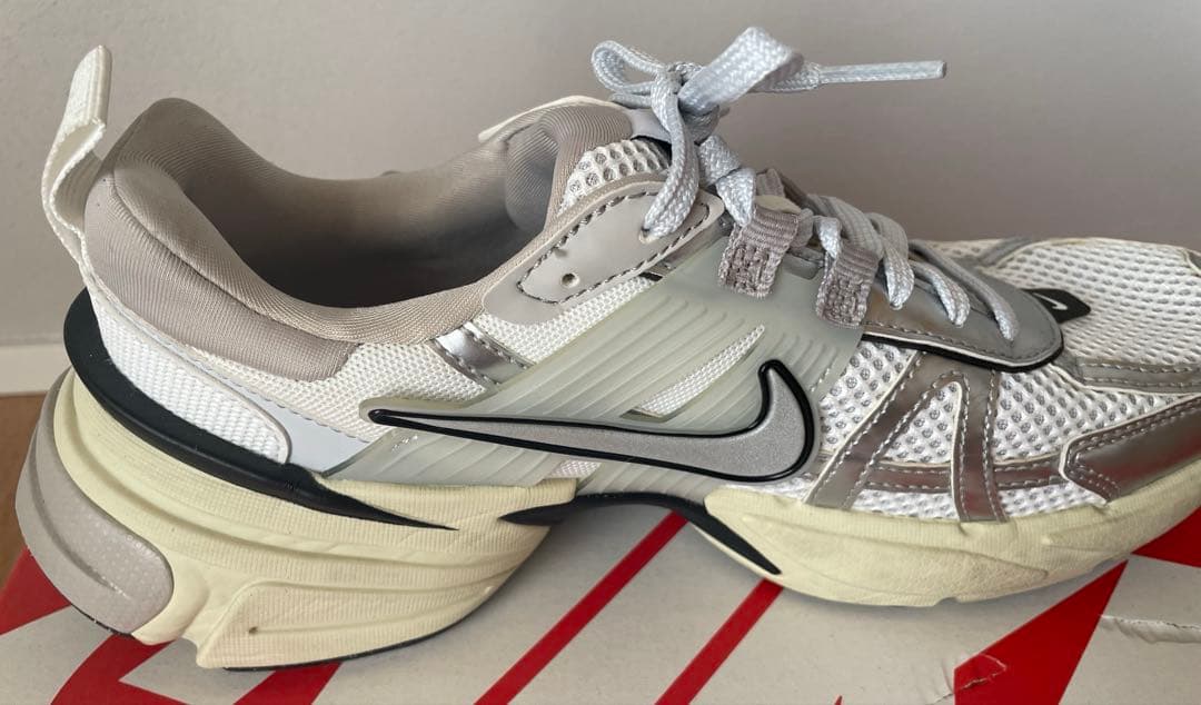 ＜NIKE＞ナイキ V2K RUN 24cm WHITE