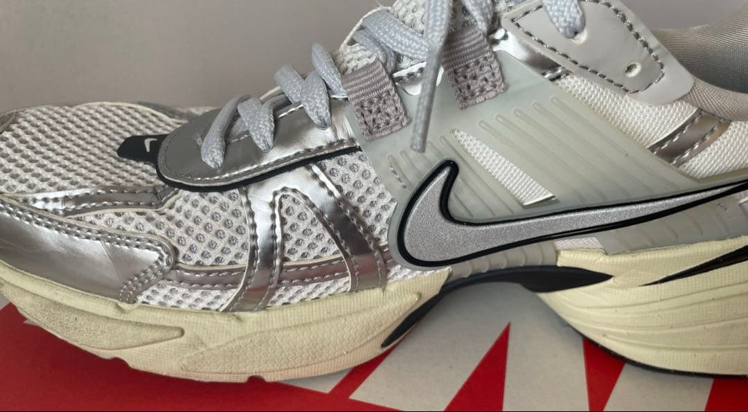 ＜NIKE＞ナイキ V2K RUN 24cm WHITE