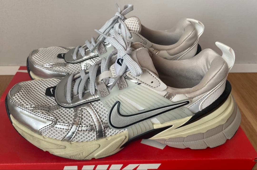 ＜NIKE＞ナイキ V2K RUN 24cm WHITE