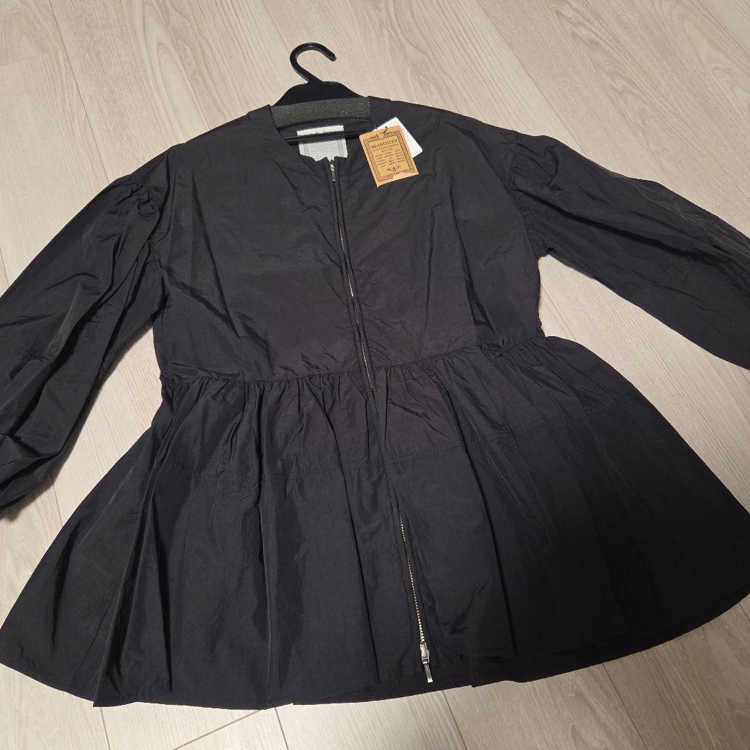 匿名発送　新品タグ付き　ビアズリー　ペプラムジップブルゾン　黒