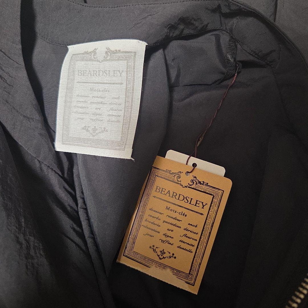 匿名発送　新品タグ付き　ビアズリー　ペプラムジップブルゾン　黒