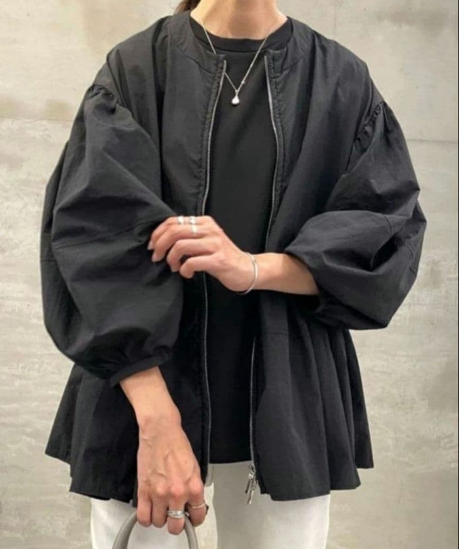 匿名発送　新品タグ付き　ビアズリー　ペプラムジップブルゾン　黒