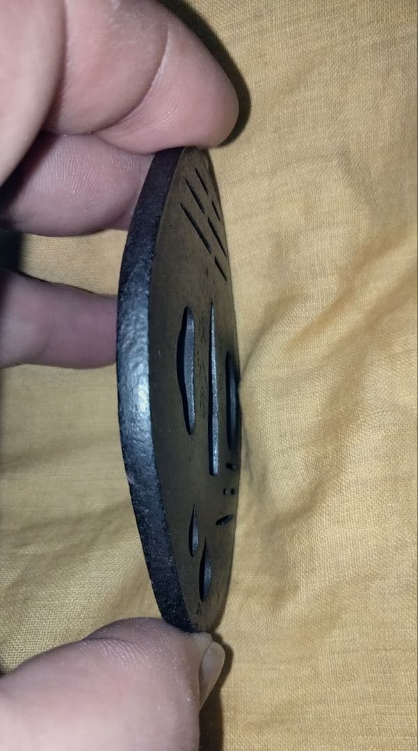 鉄鍔　鐔　(江府住辰寿　寛政ニ戌八月　小透かし)　江戸時代　赤尾系　箱付き