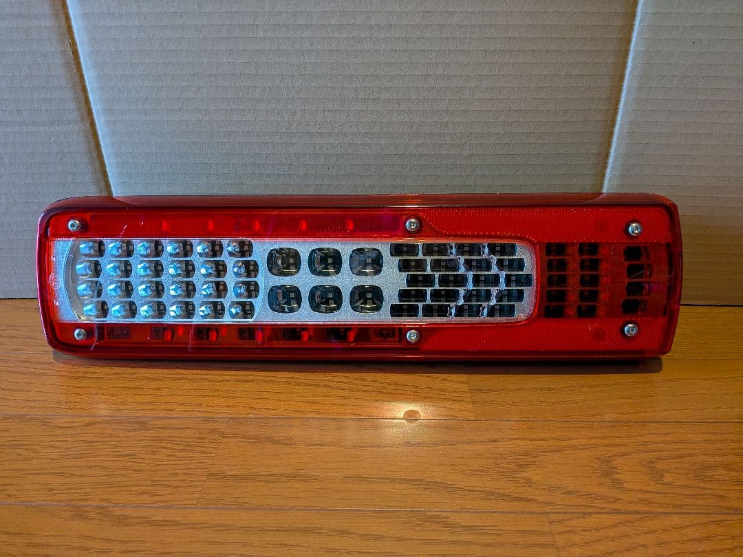 UDトラックス　新型クオン　LEDテールランプ　ボルボ　VOLVO