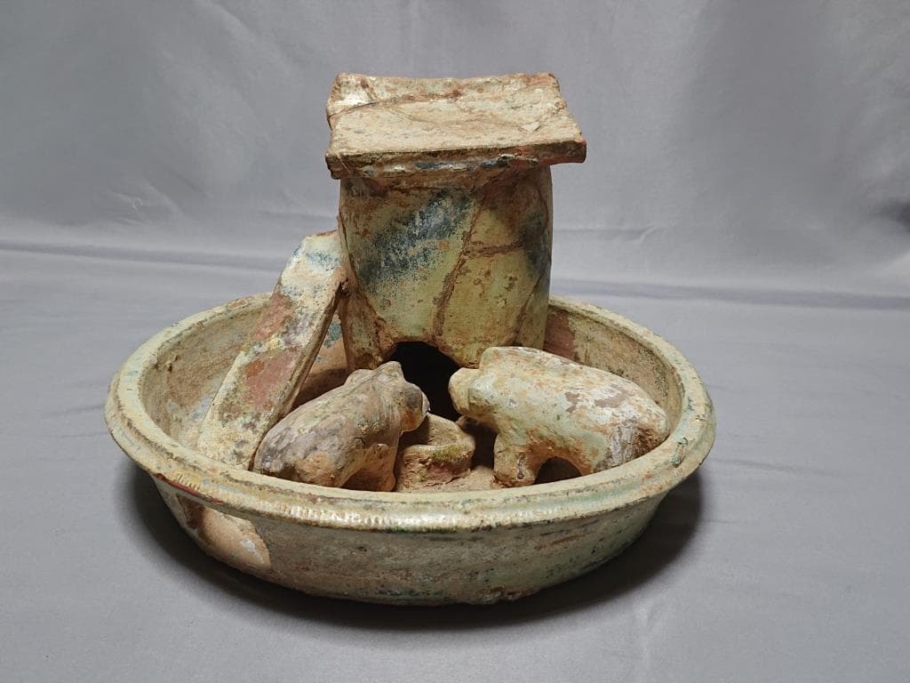 東漢時代　出土品　緑釉銀化陶製猪舎　彩文土器 径27.4㎝