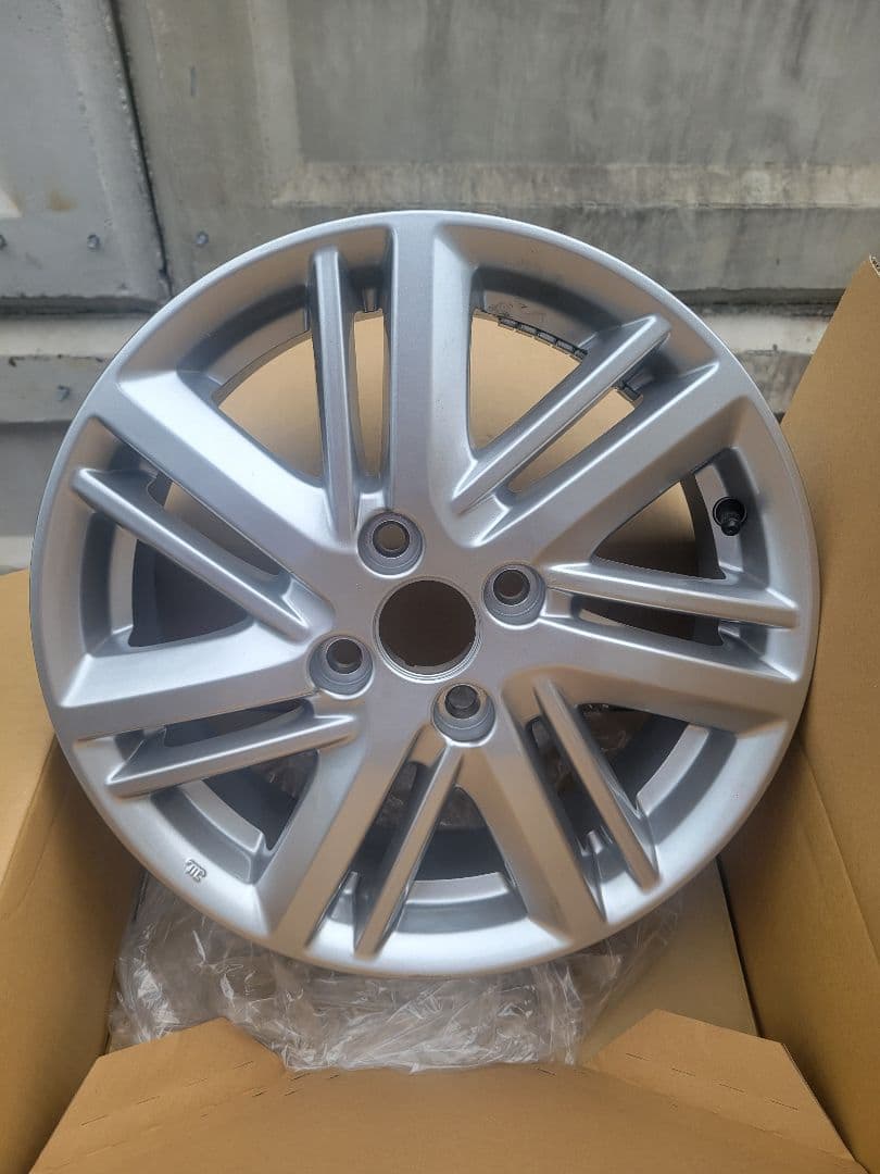 スズキ 15インチ 4本セット　 ソリオ　新車外し