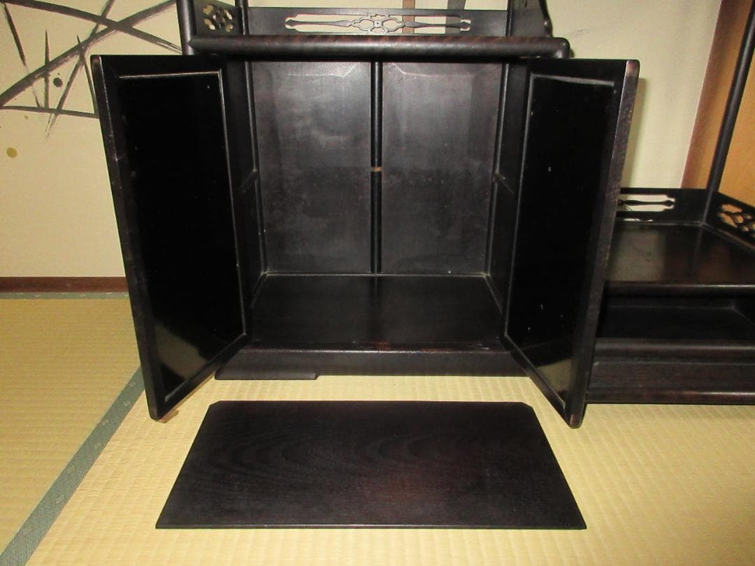 螺鈿細工の飾り棚　茶箪笥　段違い　和風飾り棚　 貝殻装飾付き　希少