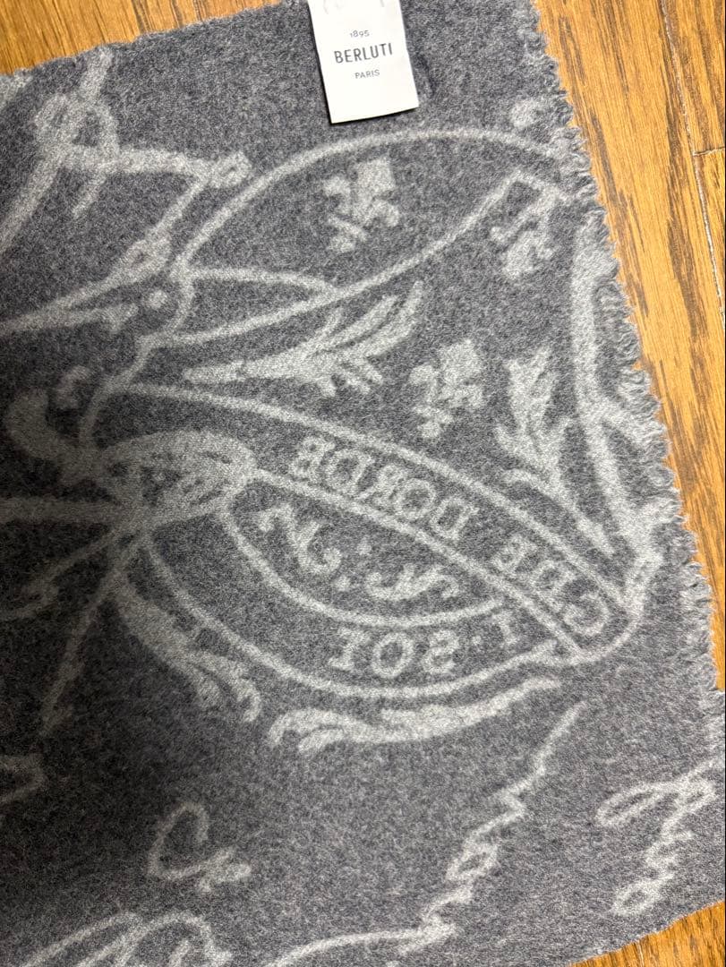 ベルルッティ Berluti マフラー スカーフ カリグラフィ クリス グレー