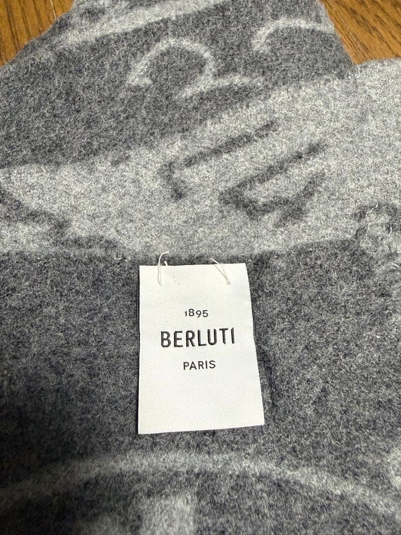 ベルルッティ Berluti マフラー スカーフ カリグラフィ クリス グレー
