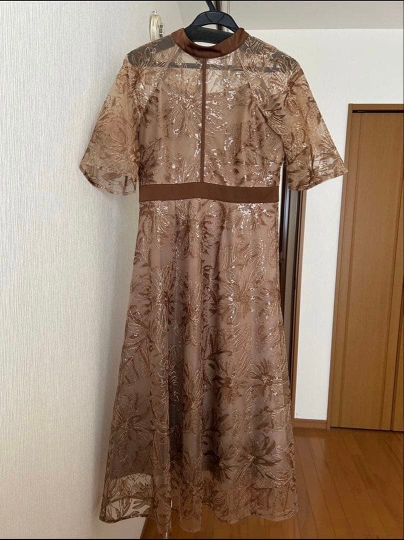 【LEJA】スパンコール花柄刺繍プチハイネックウエストマークAラインワンピース