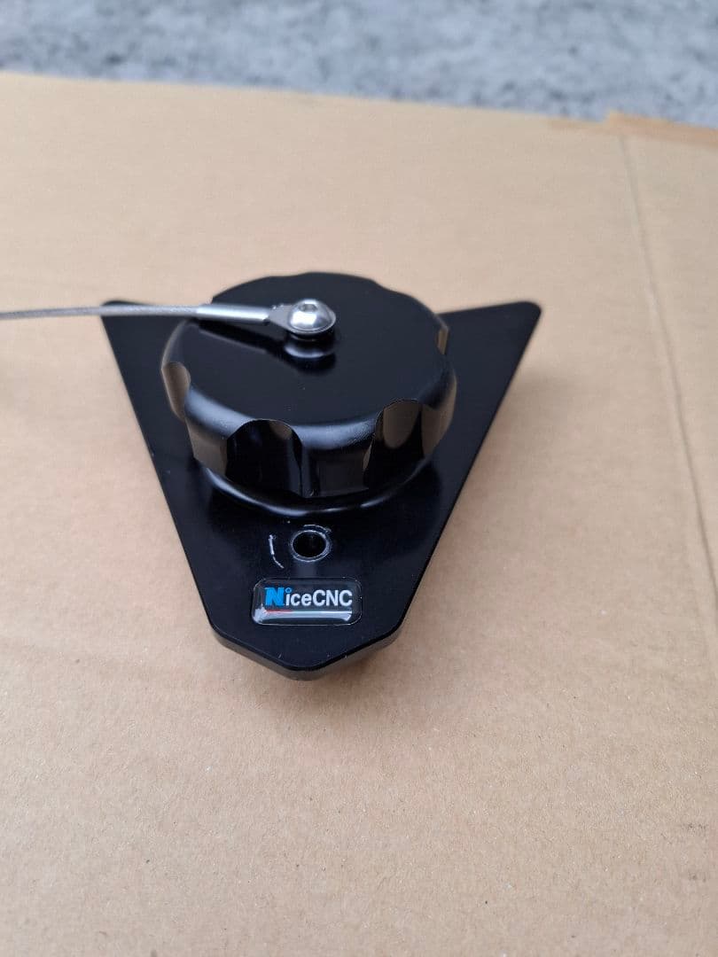 な*む様 〈美品〉KTM690SMC NiceCNC タンクキャップ