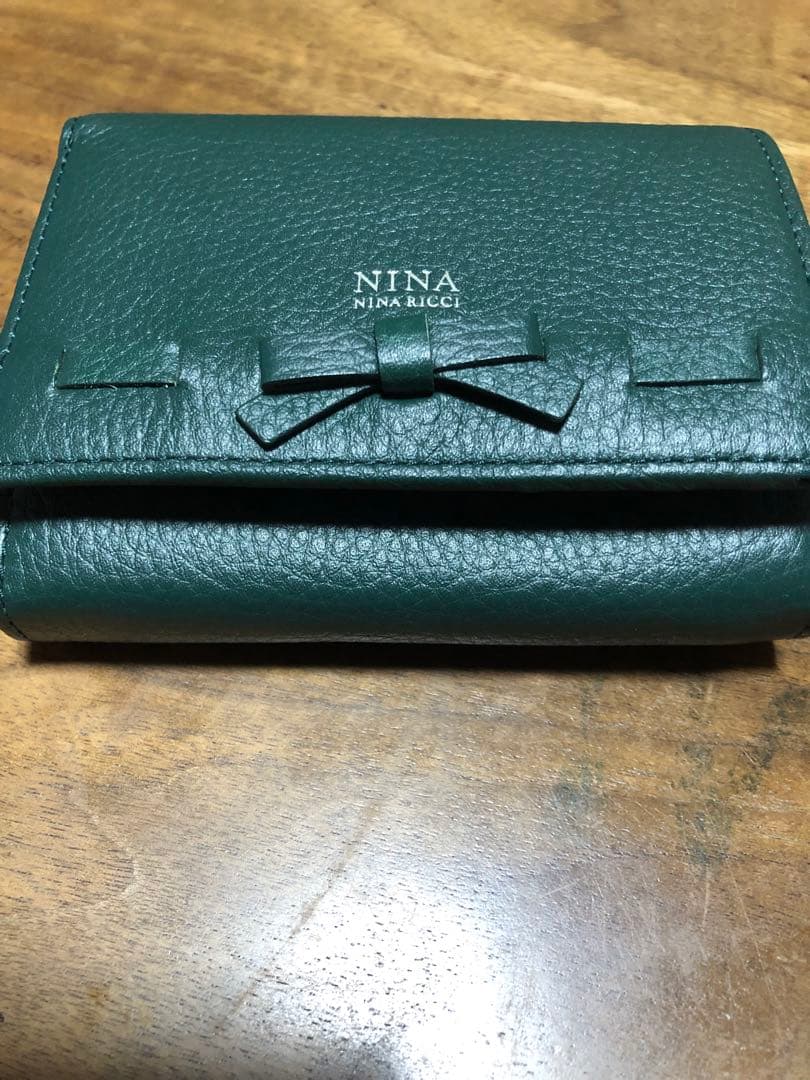 新品未使用ニナリッチ二つ折り財布