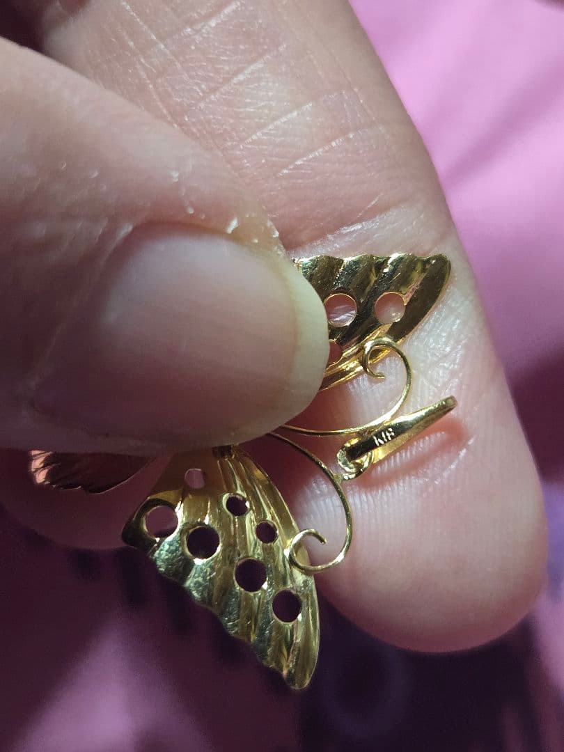 K18ygを使用した可愛い蝶のペンダントです。