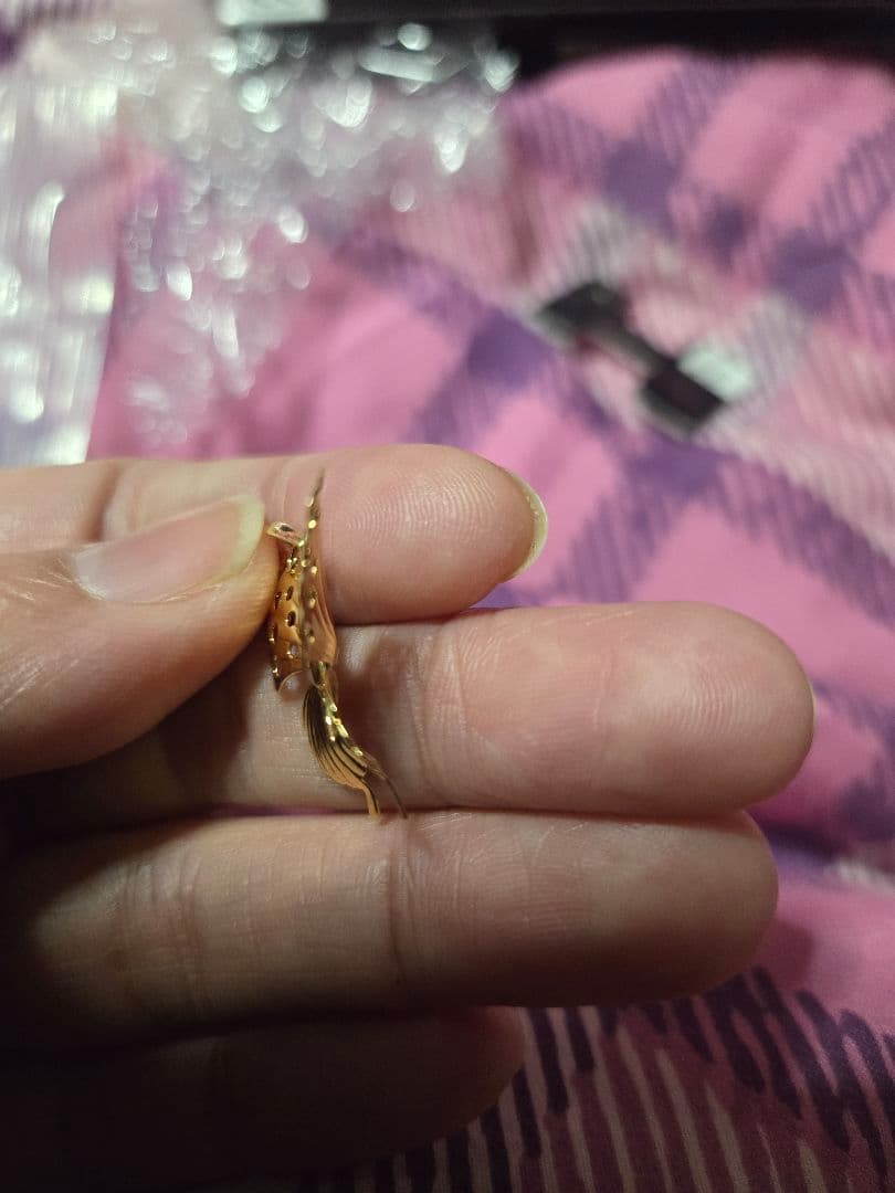 K18ygを使用した可愛い蝶のペンダントです。