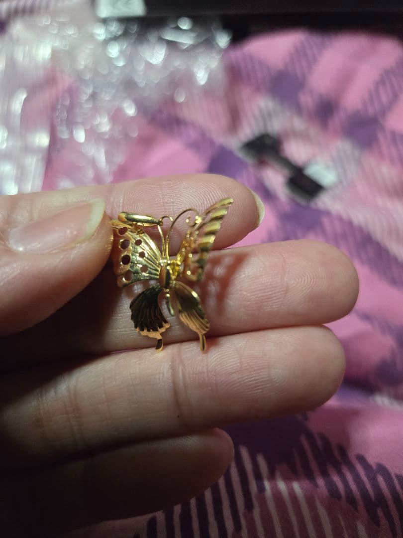 K18ygを使用した可愛い蝶のペンダントです。