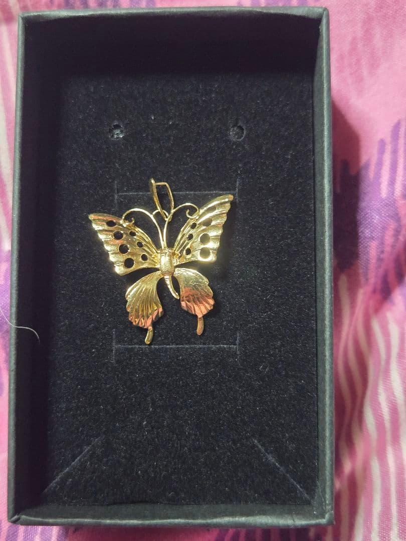 K18ygを使用した可愛い蝶のペンダントです。
