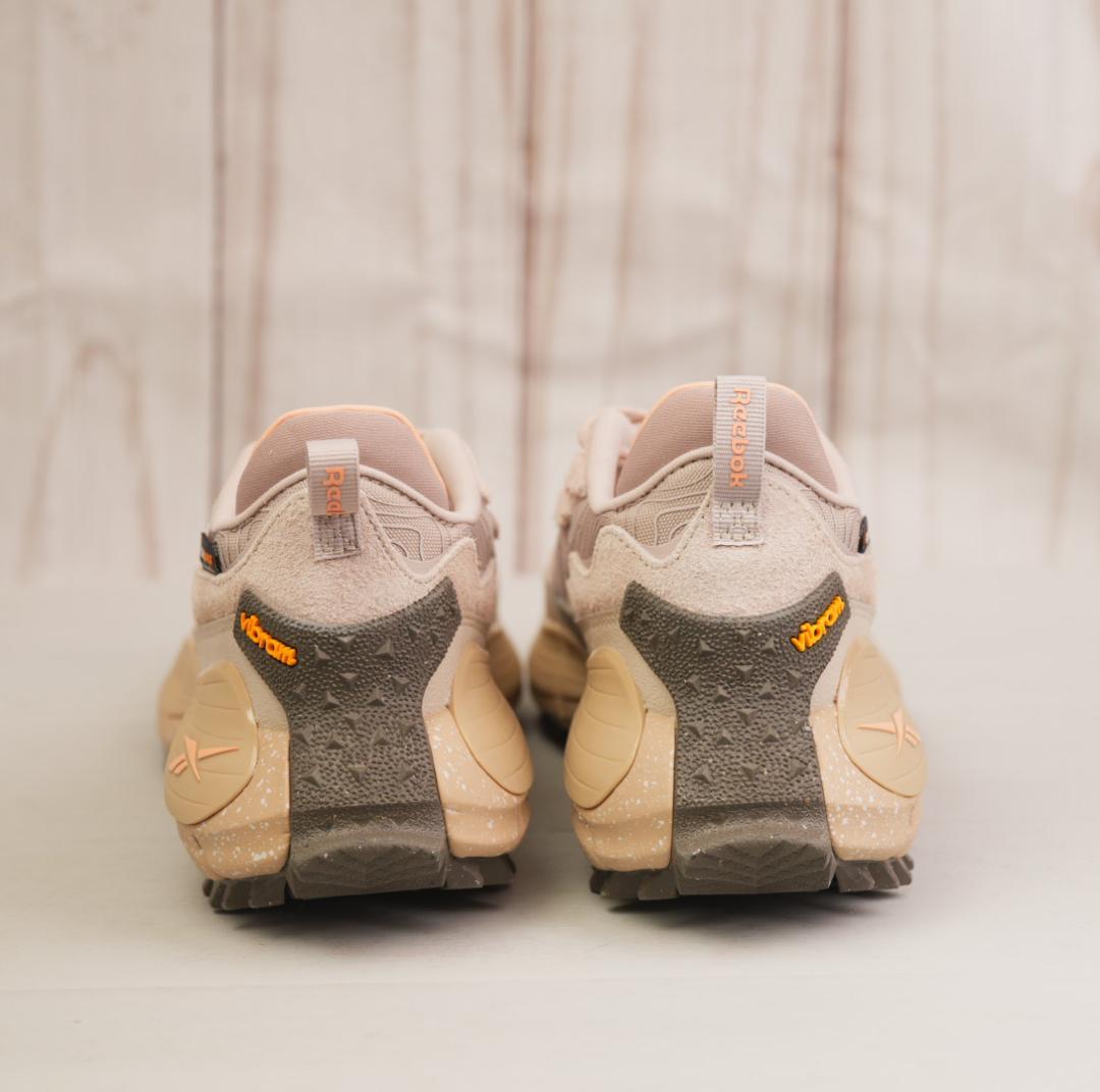 ヨ*読様 美品 Reebok ZIG KINETICA 2.5 EDGE 24c