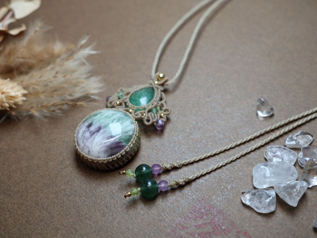 エンジェルフェザーフローライト グリーンストロベリークォーツマクラメネックレス