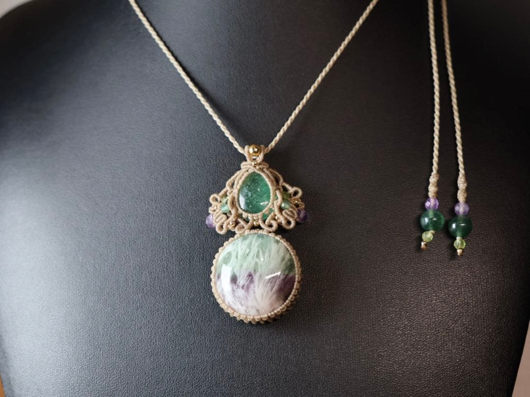 エンジェルフェザーフローライト グリーンストロベリークォーツマクラメネックレス