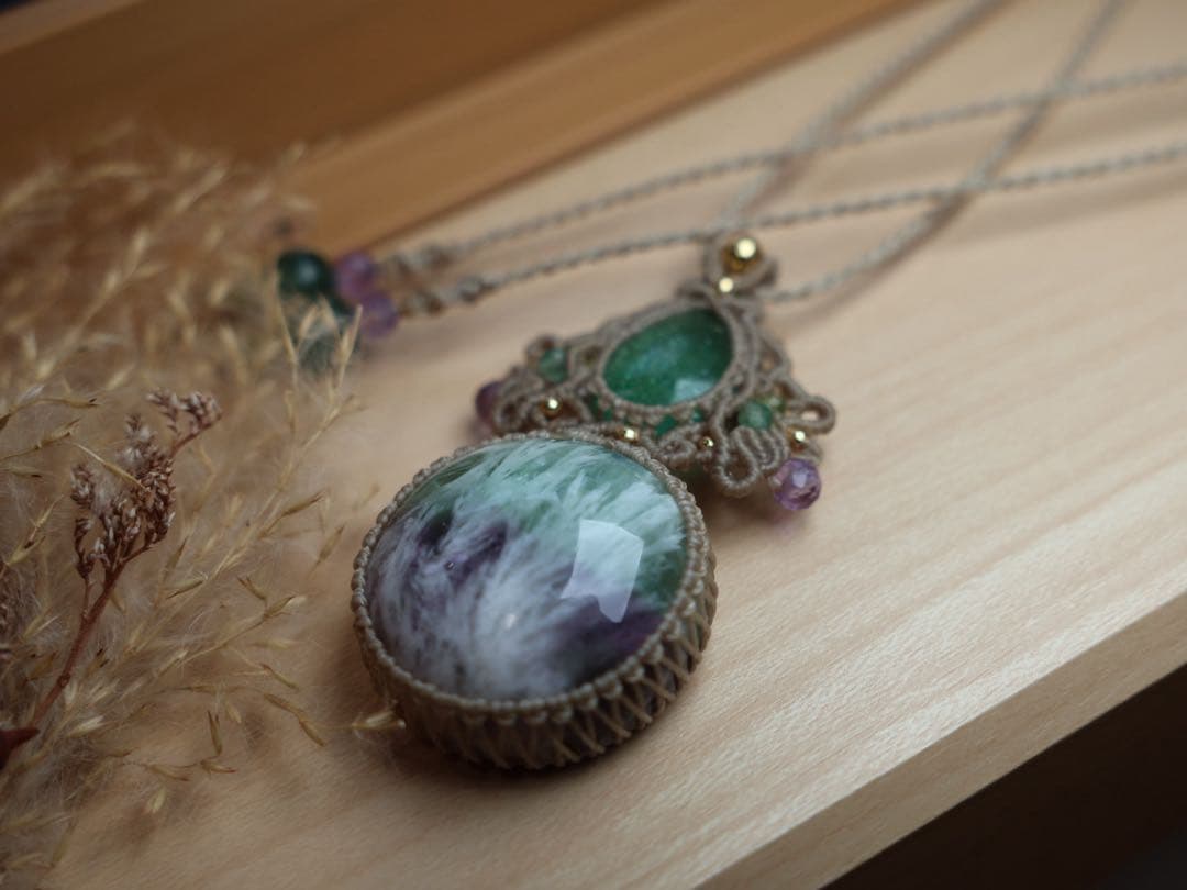 エンジェルフェザーフローライト グリーンストロベリークォーツマクラメネックレス