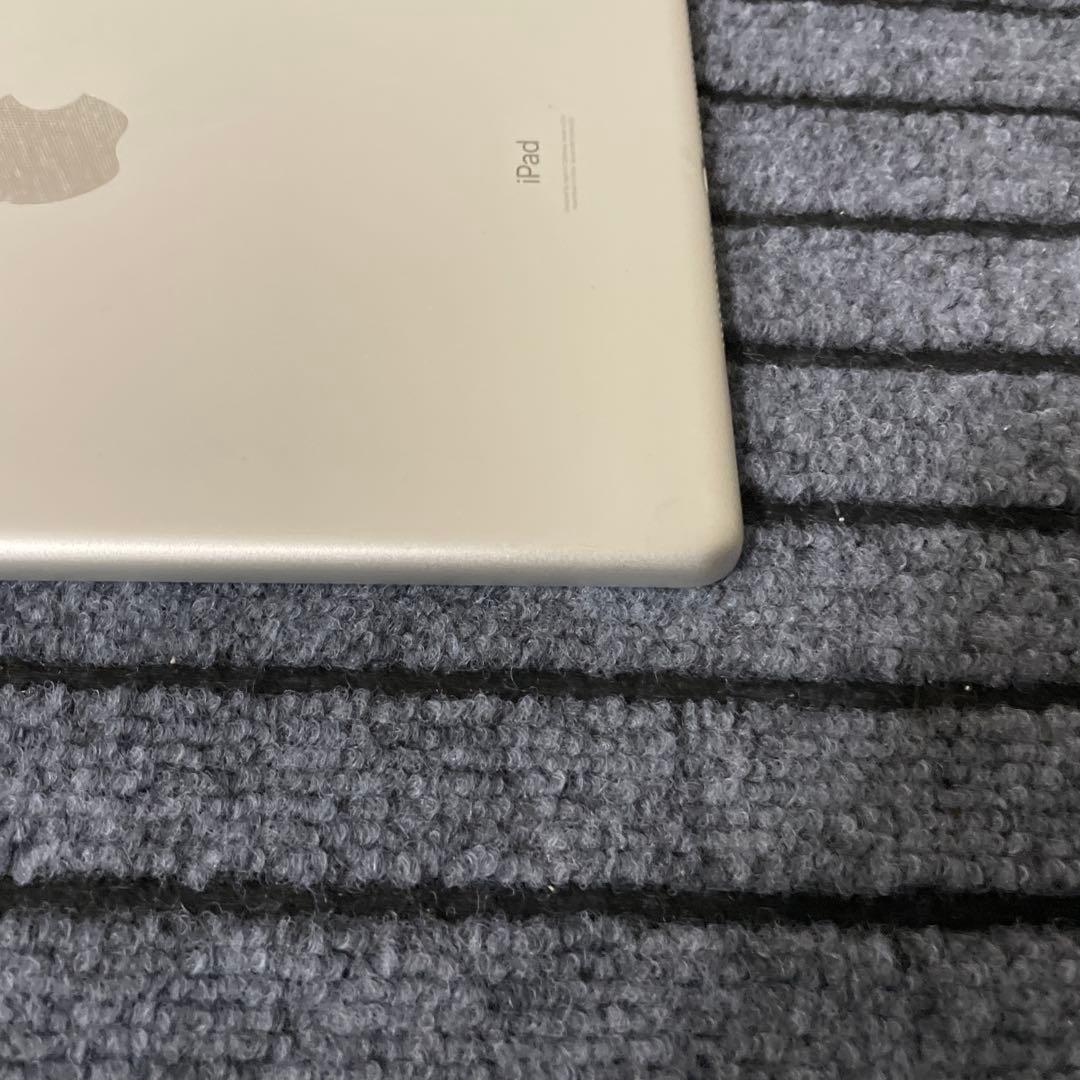 12 iPad 8世代 32GB Wi-Fi シルバー