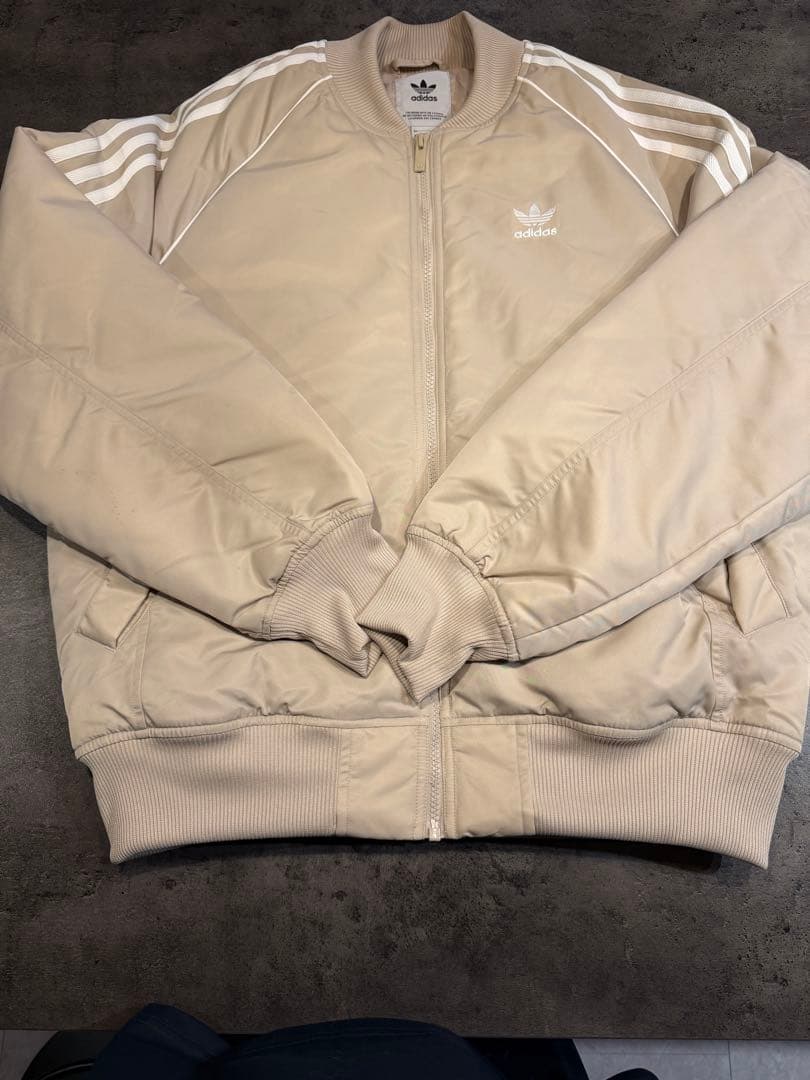 adidas プレミアム カレッジジャケット　ワンダーベージュ