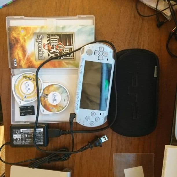 PSP2000 ソフト×2 メモリースティック 充電器 ケース付