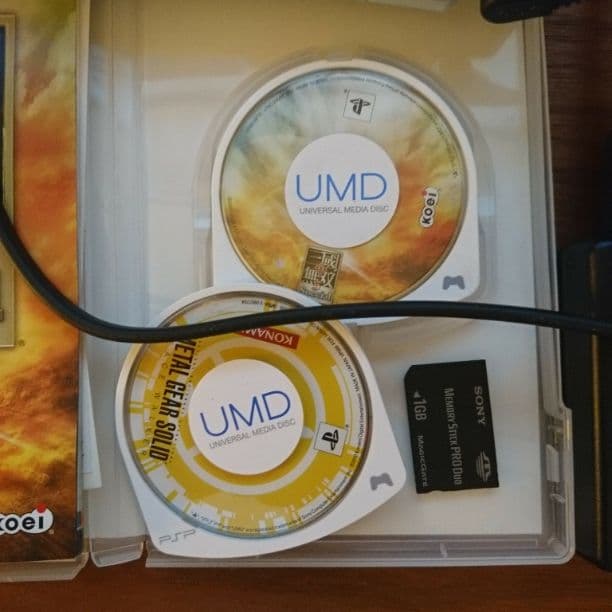 PSP2000 ソフト×2 メモリースティック 充電器 ケース付