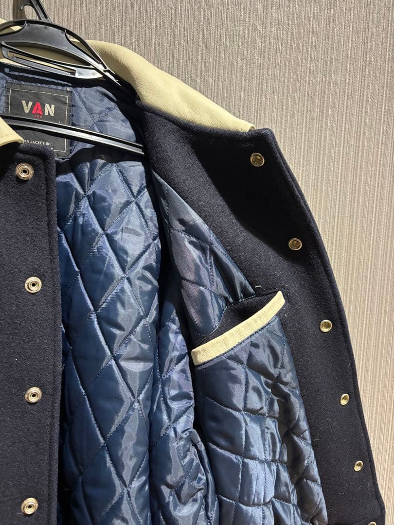 VAN スタジャン ネイビー/アイボリー