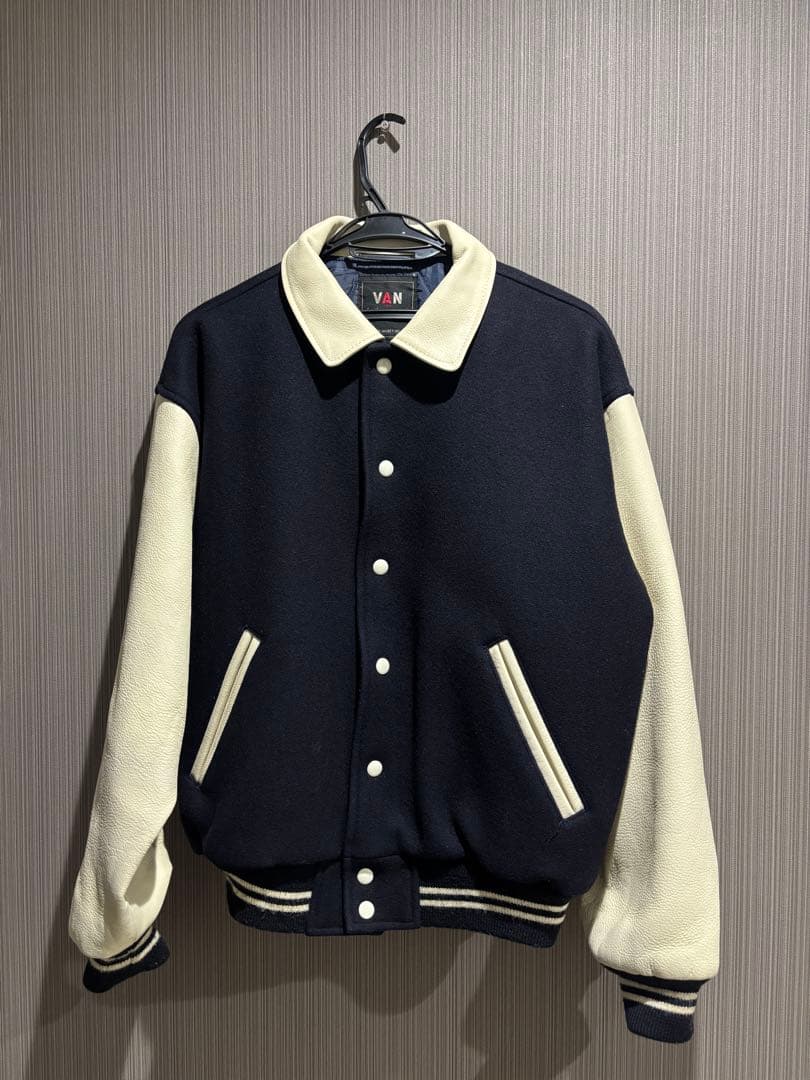 VAN スタジャン ネイビー/アイボリー