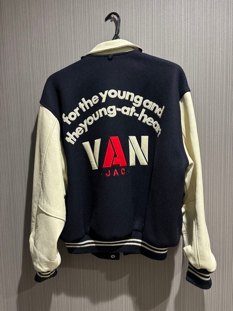 VAN スタジャン ネイビー/アイボリー