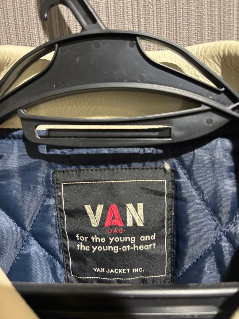 VAN スタジャン ネイビー/アイボリー