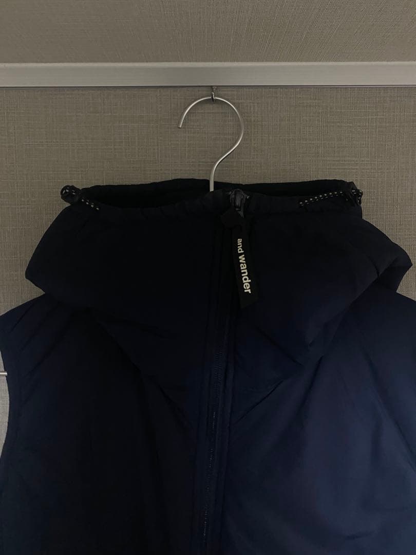 and wander プリマロフトベスト ネイビー フーデッド インサレーション