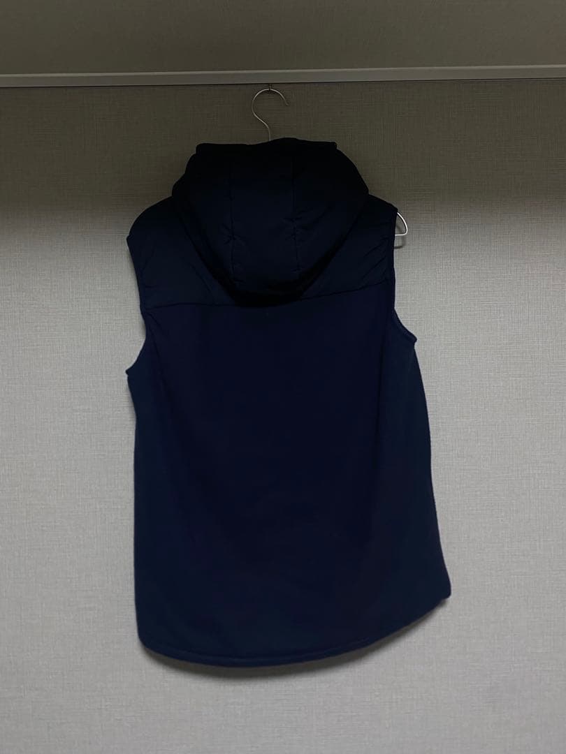 and wander プリマロフトベスト ネイビー フーデッド インサレーション