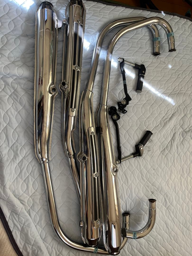 闇矢屋さんの旧ヨンフォア用4本出しマフラーです