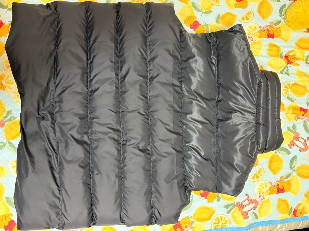 ブラックダウンベスト ジャンプマンロゴ付き