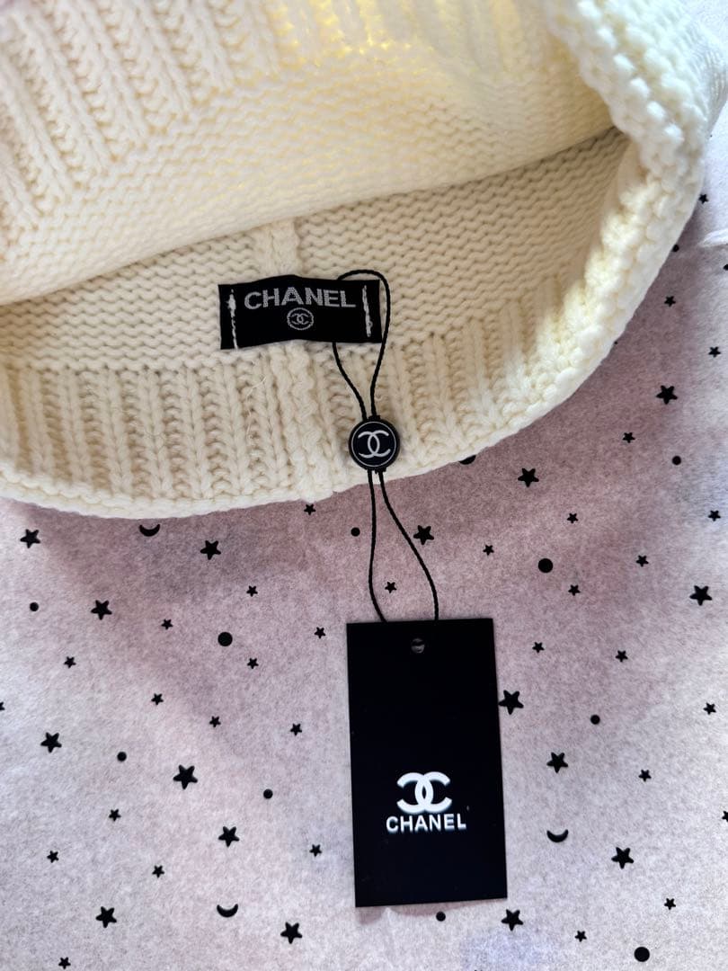 CHANEL ニット帽 ホワイト　かわいい帽子　ロゴ刺繍　白帽子chanel