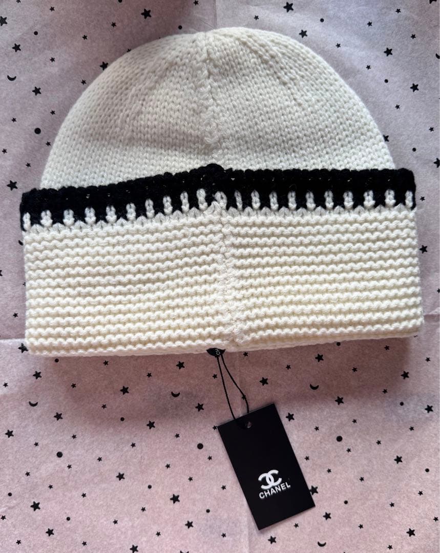 CHANEL ニット帽 ホワイト　かわいい帽子　ロゴ刺繍　白帽子chanel