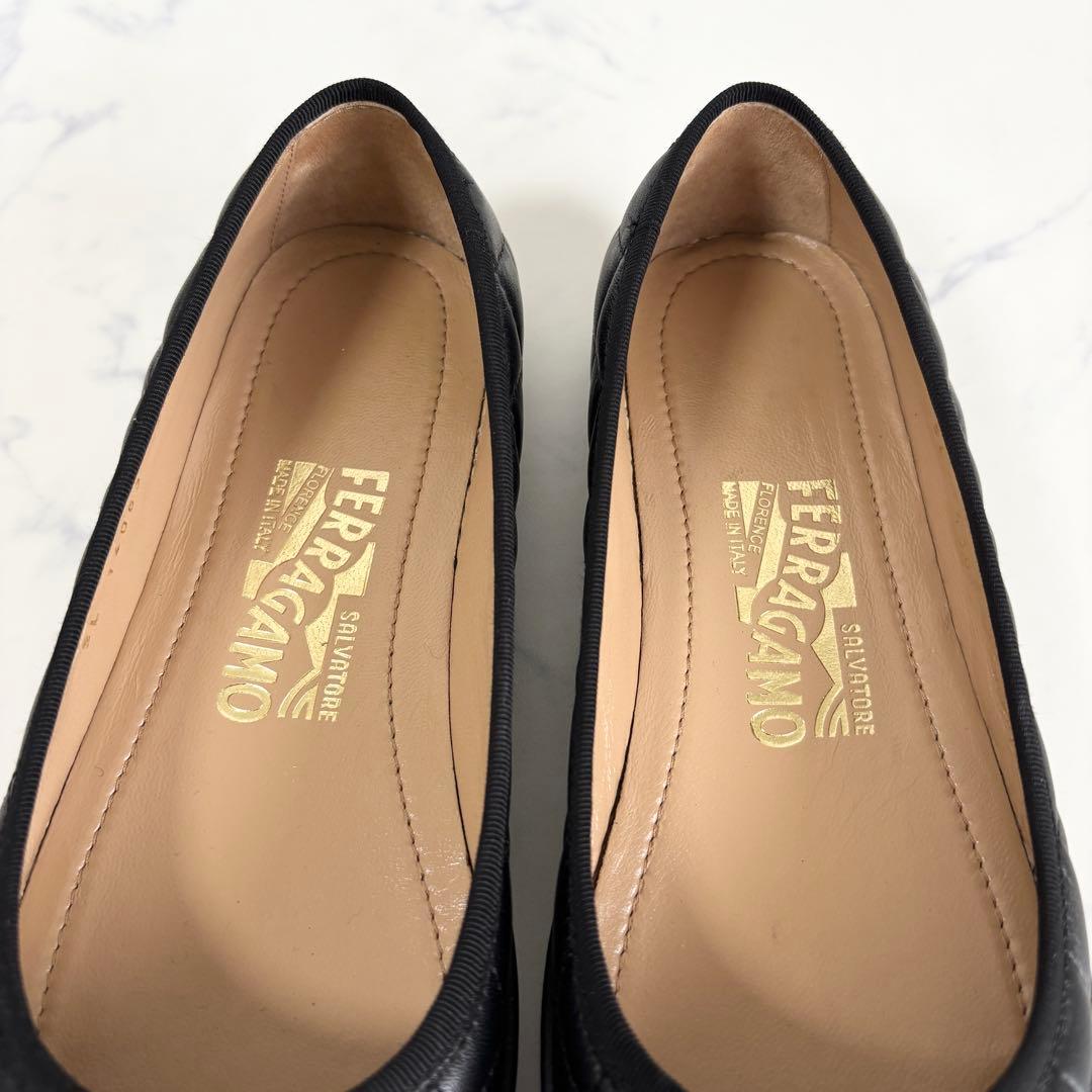 美品 フェラガモ 5.5 ルフィナ フラットシューズ ヴァラ キルティング 黒
