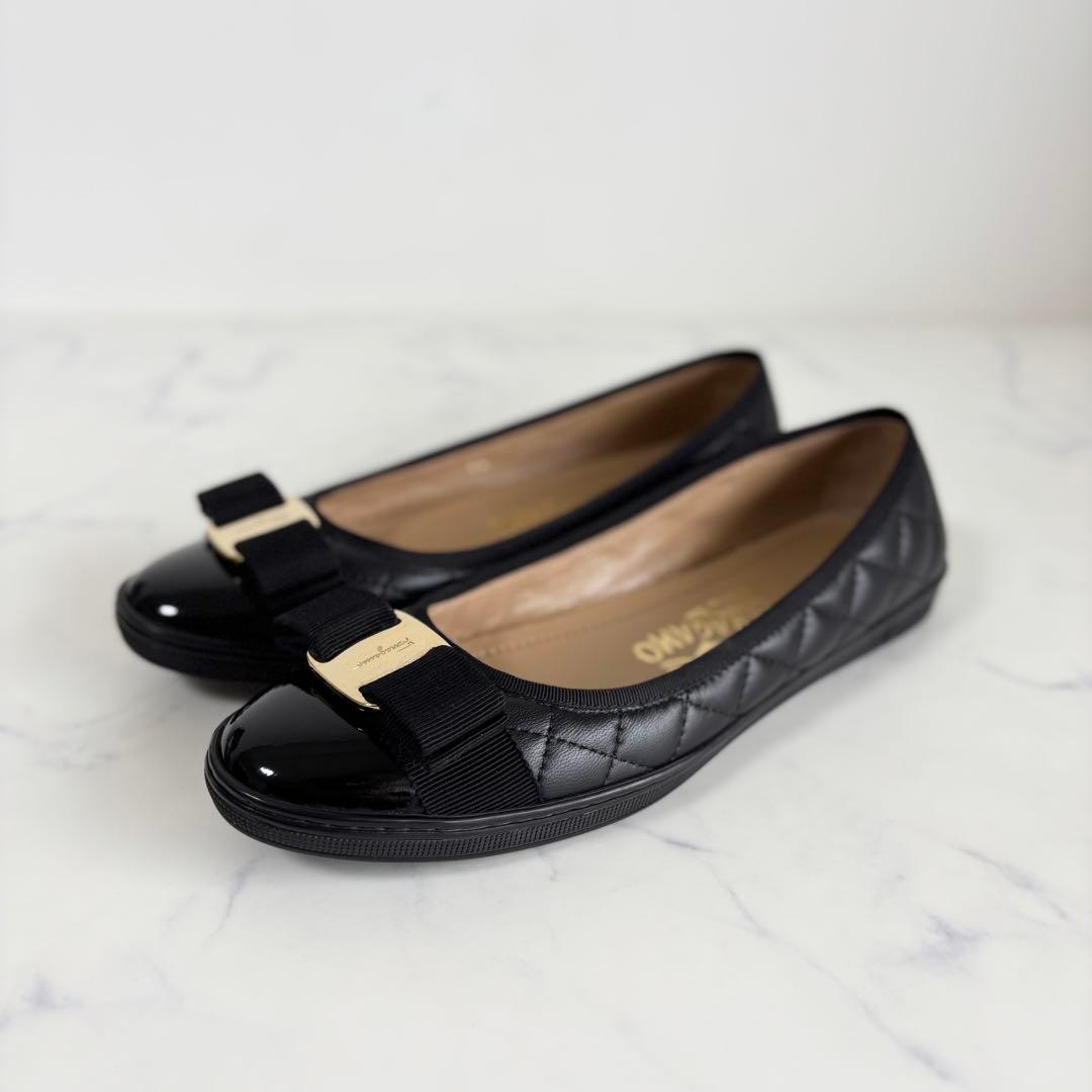 美品 フェラガモ 5.5 ルフィナ フラットシューズ ヴァラ キルティング 黒