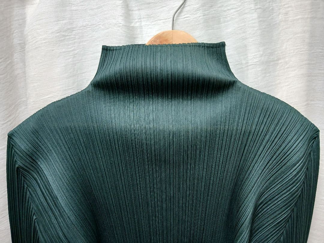 PLEATS PLEASE　イッセイミヤケ　ハイネック　プリーツ　トップス