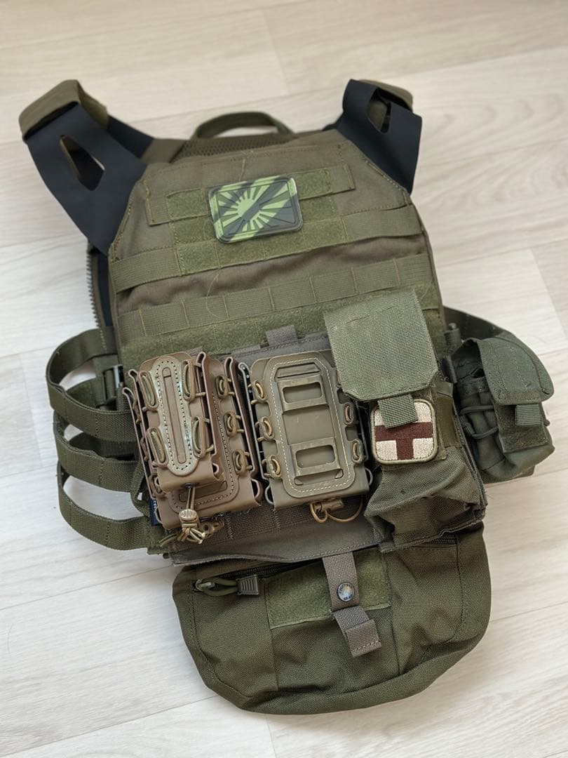 プレキャリ　タクティカルベスト　MOLLE