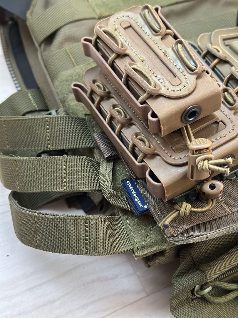 プレキャリ　タクティカルベスト　MOLLE