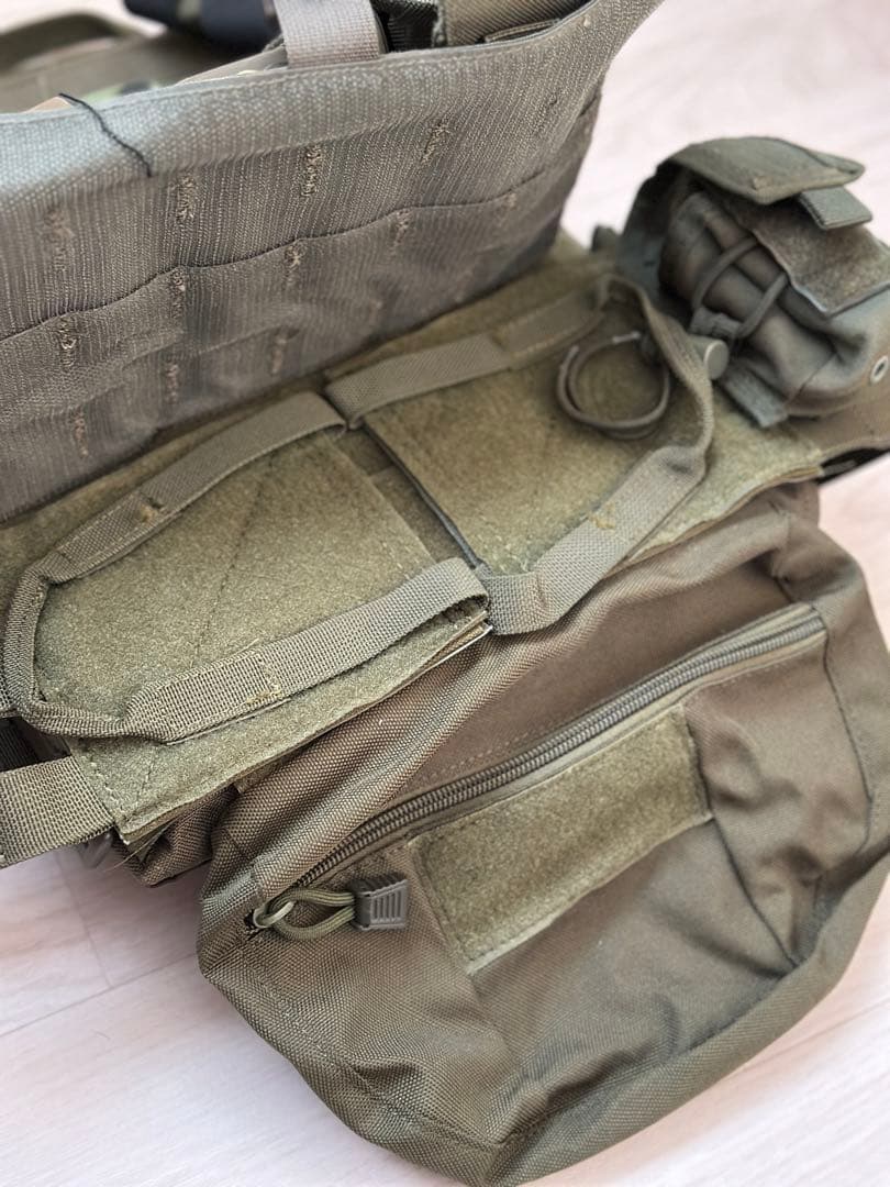プレキャリ　タクティカルベスト　MOLLE