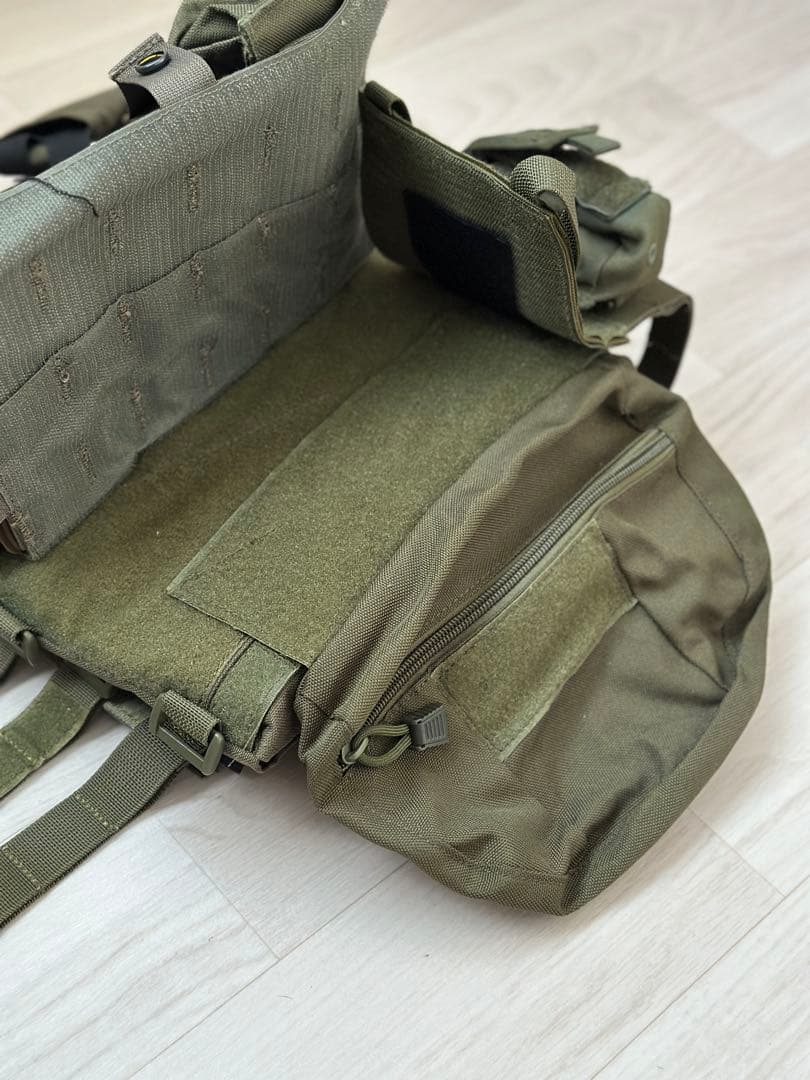 プレキャリ　タクティカルベスト　MOLLE